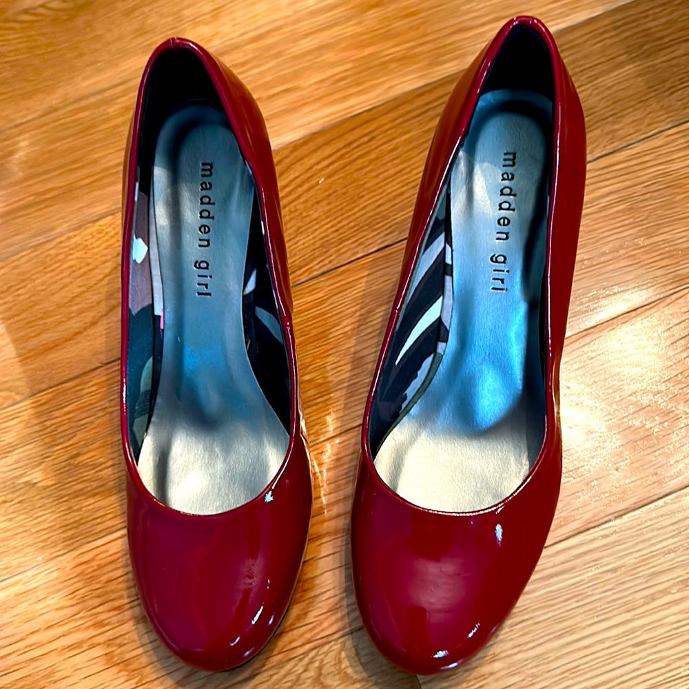 Brand new Steve Madden red pumps